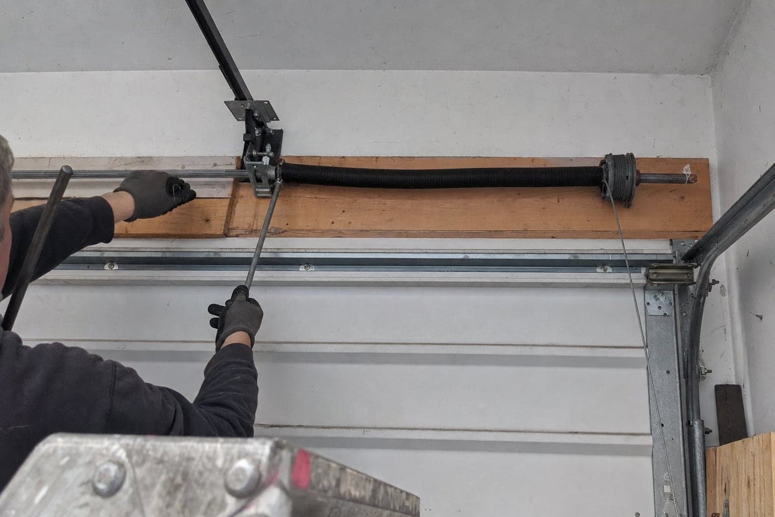 Setting tension on a torsion spring with winding bars